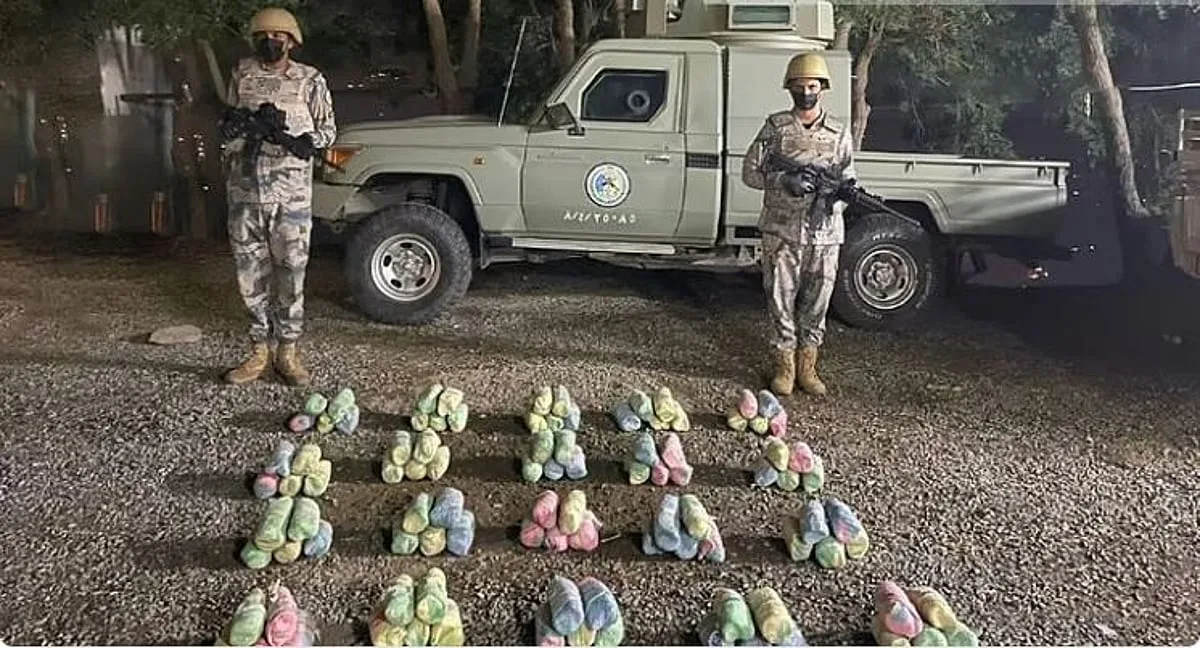 اعتقال فرد بتهمة ترويج الميثامفيتامين وضبط 150 كيلوغرامًا من القات في منطقتي جازان والشرقية اعتقال فرد بتهمة ترويج الميثامفيتامين وضبط 150 كيلوغرامًا من القات في منطقتي جازان والشرقية