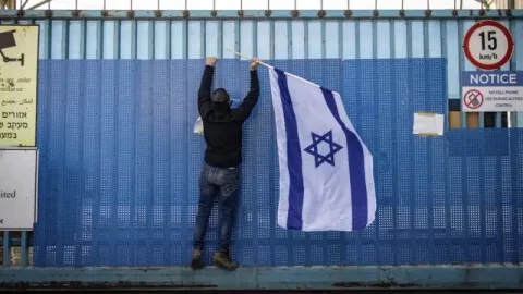 اقتحام مقر الأونروا في القدس الشرقية من قبل إسرائيليين برفقة نائبة معارضة اقتحام مقر الأونروا في القدس الشرقية من قبل إسرائيليين برفقة نائبة معارضة