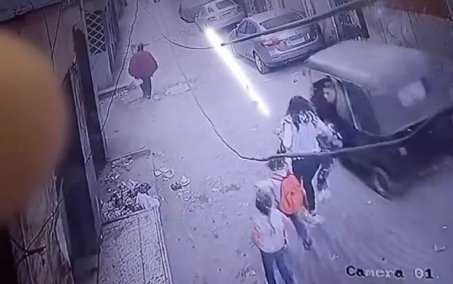 الأب كلمة السر.. مفاجآت حول فيديو خطف طفل من يد والدته بالجيزة