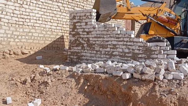 الأجهزة التنفيذية بمركز الإبراهيمية تنفذ إزالة فورية لحالة تعدي بالبناء المخالف