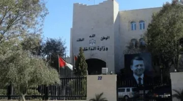 الأردن يعلن السماح لمواطنيه بالسفر البرّي إلى سوريا دون الحاجة لموافقة سابقة.