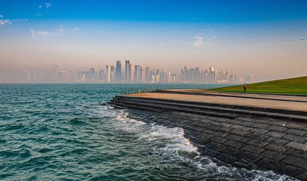 الأرصاد الجوية تحذر من رياح قوية ورؤية أفقية متدنية على الساحل وأمواج عالية في عرض البحر الليلة