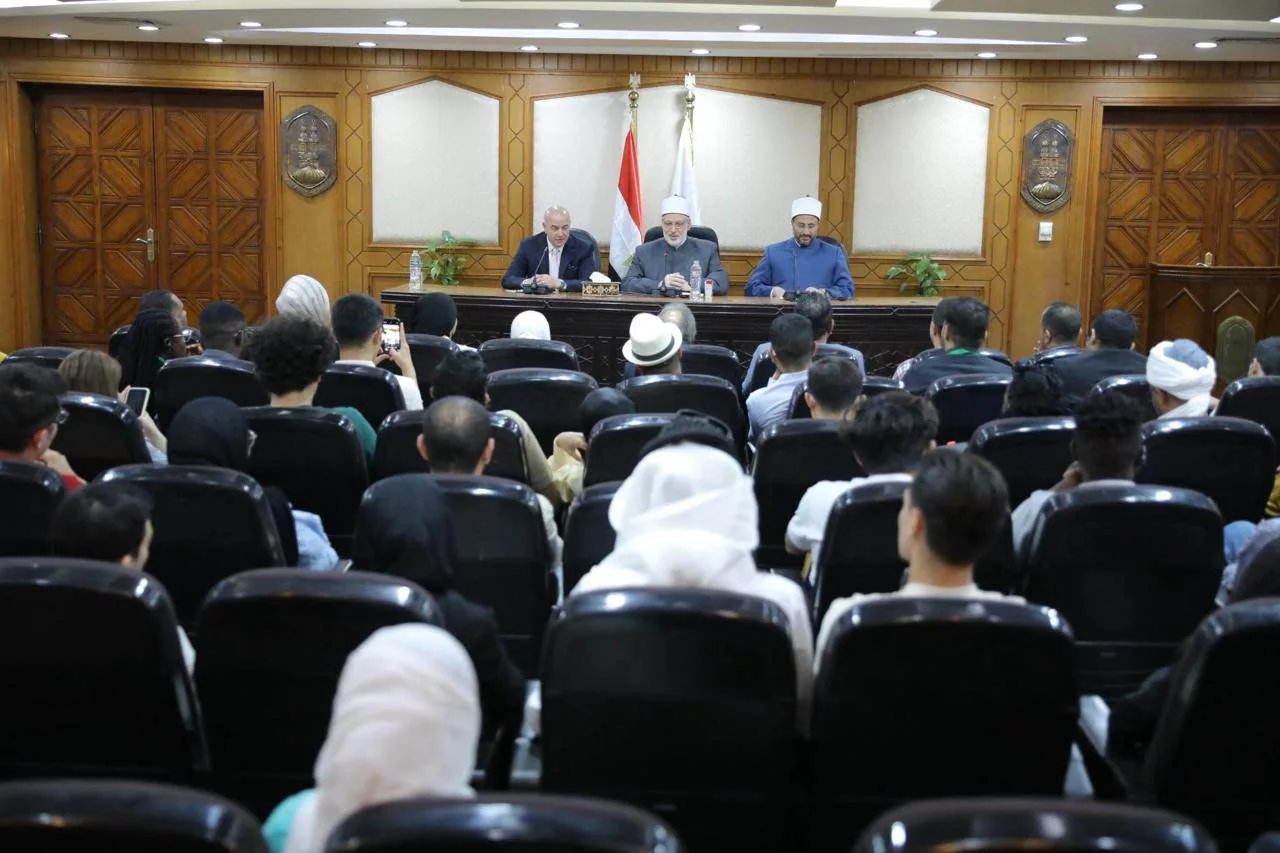 الأزهر يستضيف 150 شابًا من وفد “منحة ناصر للقيادة الدولية” ليتعرفوا على مساعيه في العمل الدعوي والإنساني. الأزهر يستضيف 150 شابًا من وفد “منحة ناصر للقيادة الدولية” ليتعرفوا على مساعيه في العمل الدعوي والإنساني.