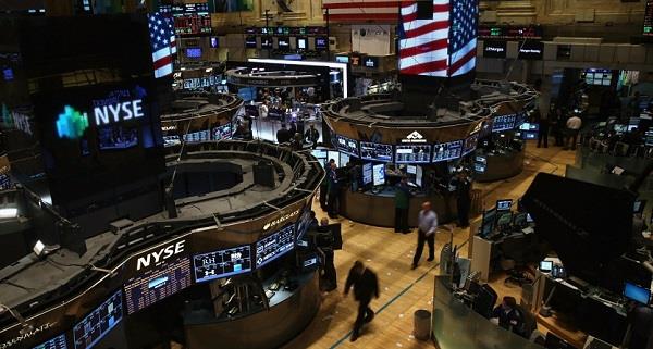 الأسهم الأمريكية تواصل الصعود مدعومة بتقارير توظيف قوية رغم تراجع أسهم آبل وأمازون