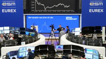الأسهم الأوروبية تنسحب من ذروتها الأعلى في شهرين