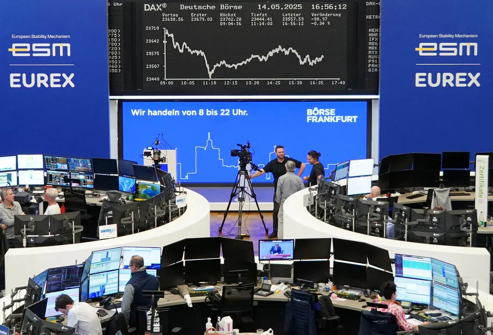 الأسهم الأوروبية تنسحب من ذروتها الأعلى في شهرين الأسهم الأوروبية تنسحب من ذروتها الأعلى في شهرين