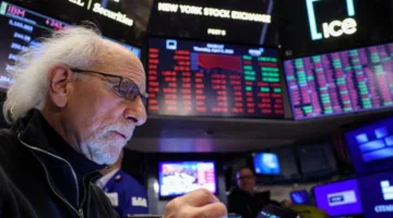 الأسواق تنتظر تأثيرات تخفيض التصنيف الائتماني للولايات المتحدة.