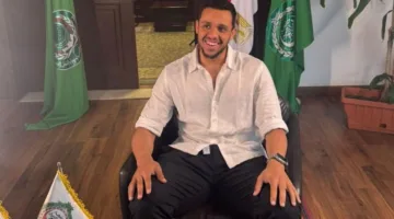 الأكاديمية العربية ت honors مصطفى عسل بعد احتلاله المرتبة الأولى في تصنيف الإسكواش العالمي.
