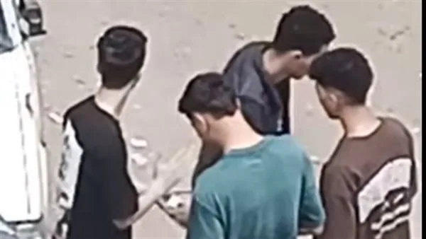 الأمن يحقق في مقطع يظهر مجموعة من الشباب يتعاطون المخدرات في الشارع | فيديو