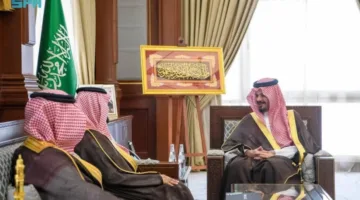 الأمير يتفقد تقرير الشركة السعودية للخدمات الأرضية