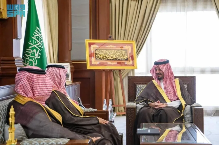 الأمير يتفقد تقرير الشركة السعودية للخدمات الأرضية الأمير يتفقد تقرير الشركة السعودية للخدمات الأرضية
