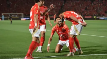الأهلي المصري يحقق بطولة الدوري بتفوقه على بيراميدز.