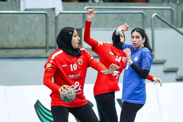 الأهلي يتعثر في السوبر الأفريقي لسيدات كرة اليد.. والزمالك يحقق الميدالية البرونزية الأهلي يتعثر في السوبر الأفريقي لسيدات كرة اليد.. والزمالك يحقق الميدالية البرونزية