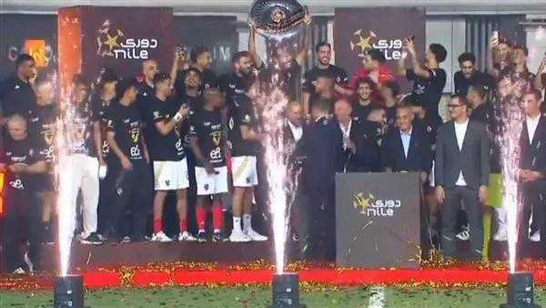 الأهلي يتوج بلقب الدوري الـ 45 بعد تسجيله ستة أهداف في مرمى فاركو الأهلي يتوج بلقب الدوري الـ 45 بعد تسجيله ستة أهداف في مرمى فاركو