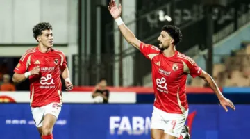 الأهلي يتوج بلقب الدوري بعد الفوز على فاركو بسداسية.