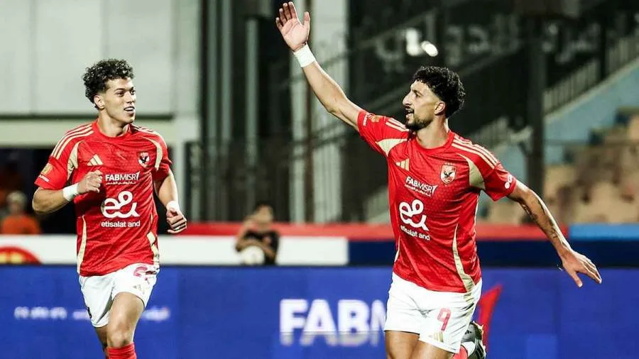 الأهلي يتوج بلقب الدوري بعد الفوز على فاركو بسداسية. الأهلي يتوج بلقب الدوري بعد الفوز على فاركو بسداسية.
