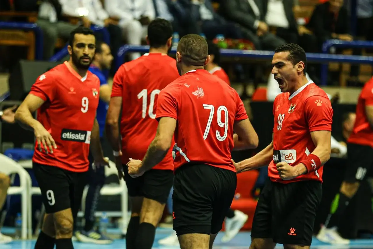 الأهلي يتوج بلقب كأس الكؤوس الإفريقية لكرة اليد بعد الفوز على الزمالك الأهلي يتوج بلقب كأس الكؤوس الإفريقية لكرة اليد بعد الفوز على الزمالك