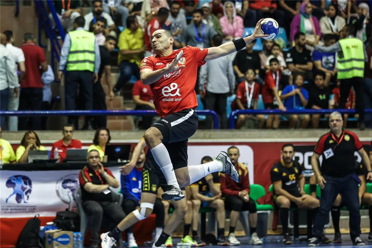 الأهلي يحقق الفوز على الترجي التونسي ويتوج بكأس السوبر الإفريقي في كرة اليد