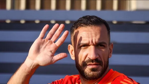 الأهلي يخاطب اتحاد الكرة لإضافة علي معلول إلى قائمة كأس العالم للأندية