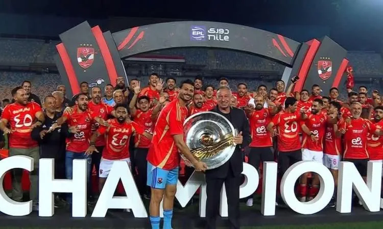 الأهلي يستلم كأس الدوري في استاد القاهرة واللاعبون يحتفلون مع الجماهير