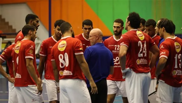 الأهلي يضمن مكانه في نهائي السوبر الإفريقي لكرة اليد بعد انتصاره على الزمالك 31-27.