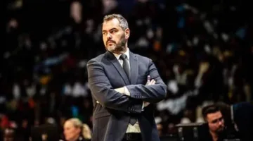 الأهلي يعطي المدرب الإسباني فرصة أخيرة في الدوري الممتاز.