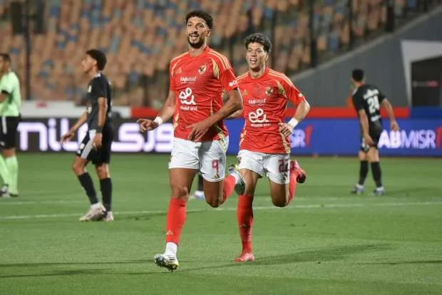 الأهلي يتوج بلقب الدوري للمرة 45 بعد فوزه الساحق على فاركو بستة أهداف. الأهلي يتوج بلقب الدوري للمرة 45 بعد فوزه الساحق على فاركو بستة أهداف.
