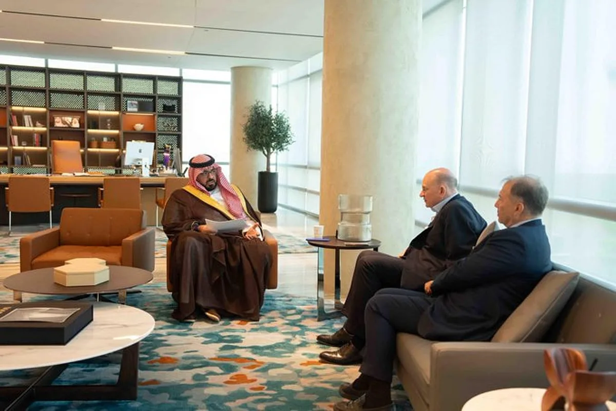 الإبراهيم يناقش تحول الاقتصاد السعودي مع رئيس مجموعة HSBC الإبراهيم يناقش تحول الاقتصاد السعودي مع رئيس مجموعة HSBC