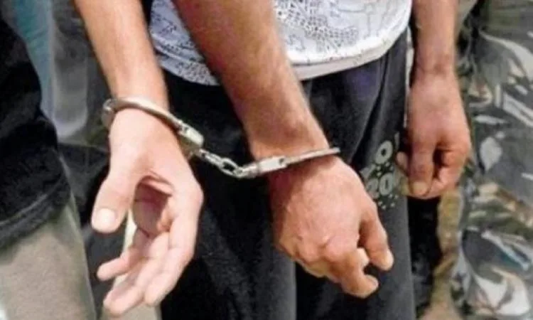 الإطاحة بشخصين في القاهرة بتهمة الاحتيال على المواطنين عبر وعدهم بتسهيل سفرهم للعمل في الخارج. الإطاحة بشخصين في القاهرة بتهمة الاحتيال على المواطنين عبر وعدهم بتسهيل سفرهم للعمل في الخارج.