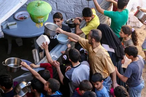 الإعلام العبري يكشف عن السبب الرئيسي وراء مخطط إسرائيل لإدخال المساعدات لغزة والتحكم في عملية توزيعها على السكان