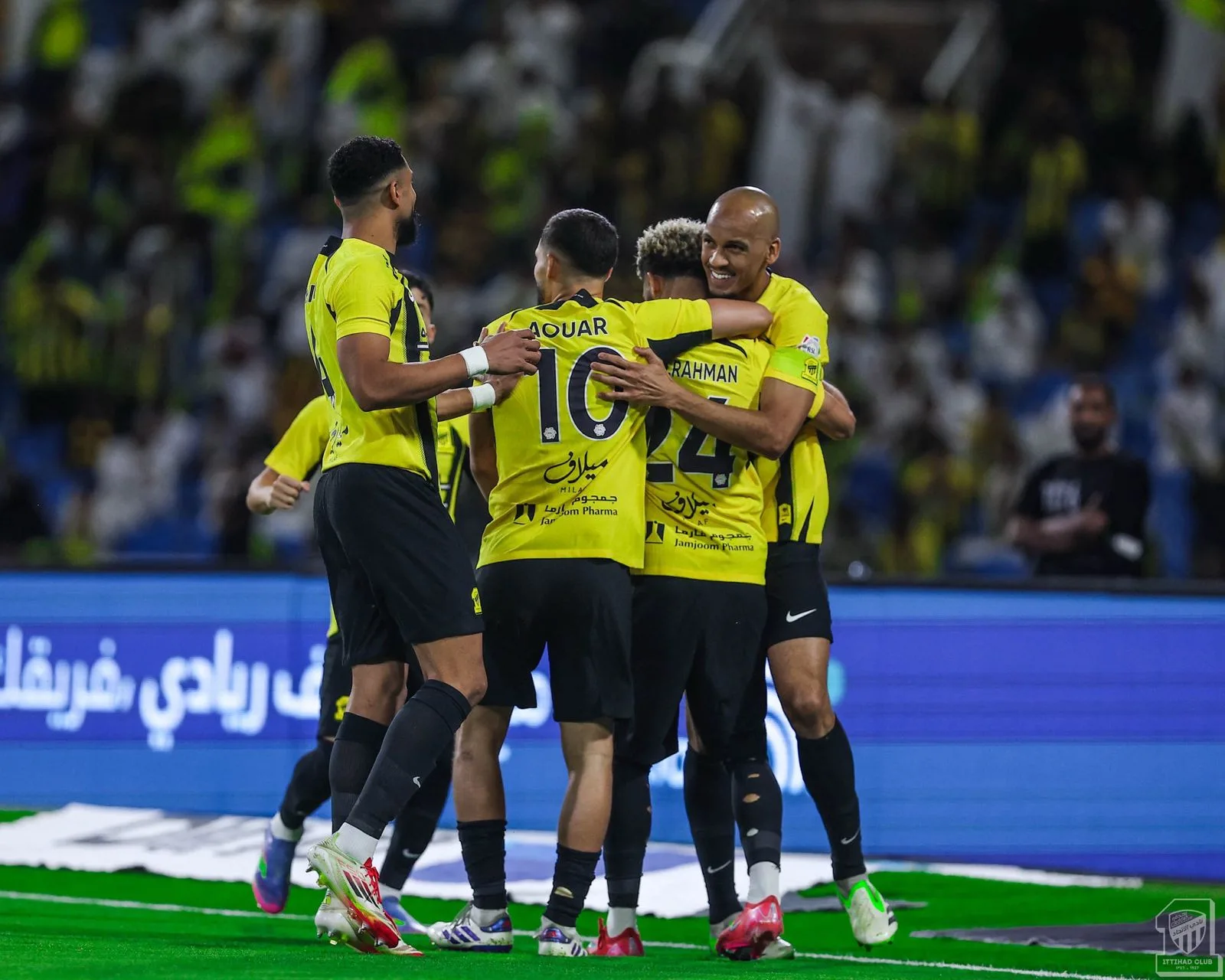 الاتحاد يتوج بلقب دوري روشن للمرة العاشرة بعد انتصاره على الرائد بثلاثية نظيفة. الاتحاد يتوج بلقب دوري روشن للمرة العاشرة بعد انتصاره على الرائد بثلاثية نظيفة.