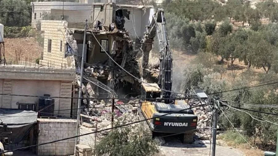 الاحتلال يدمر منزلين في مدينة القدس الاحتلال يدمر منزلين في مدينة القدس