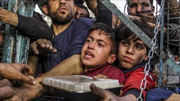 الاحتلال يسيء إلى المحتاجين.. لحظات مروعة أثناء توزيع الإغاثة في رفح الفلسطينية (فيديو) الاحتلال يسيء إلى المحتاجين.. لحظات مروعة أثناء توزيع الإغاثة في رفح الفلسطينية (فيديو)