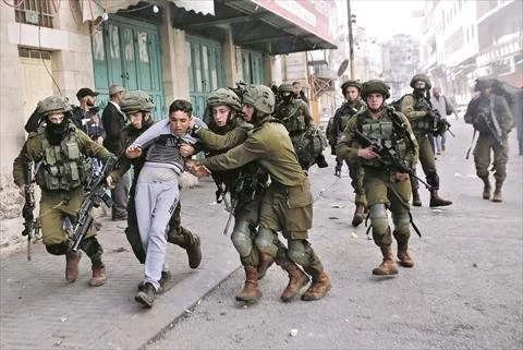 الاحتلال يعتقل 530 فلسطينياً، بينهم 78 طفلاً وامرأة، في الضفة الغربية خلال شهر أبريل