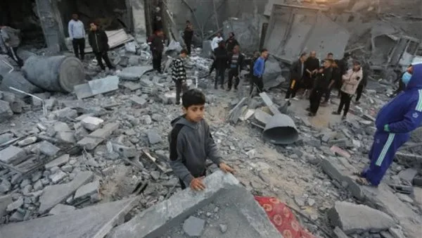 الاحتلال يقصف مناطق متفرقة في غزة ويستهدف الخيم والمنازل