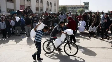 مسؤول إسرائيلي يعترف: قطع المساعدات عن غزة كان خطأ كبيراً