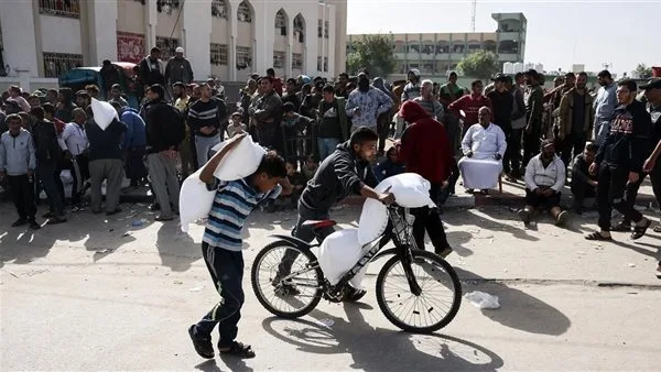 مسؤول إسرائيلي يعترف: قطع المساعدات عن غزة كان خطأ كبيراً مسؤول إسرائيلي يعترف: قطع المساعدات عن غزة كان خطأ كبيراً