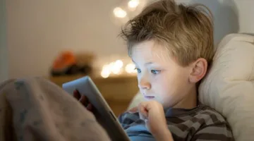 الاستخدام المبكر لوسائل التواصل الاجتماعي: مدخل للاكتئاب في فترة المراهقة