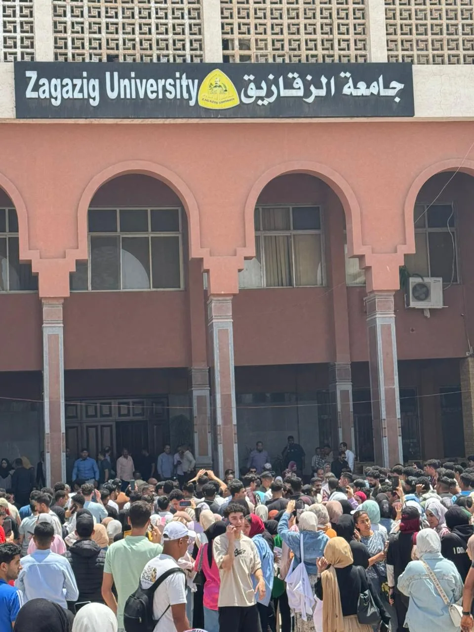 الامتحانات راحت علينا.. طالب بعد احتجاجات وفاة طالبة جامعة الزقازيق: قفلوا الأبواب ومنعونا من الدخول