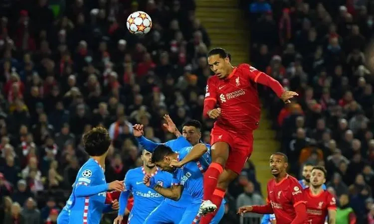 البارسا يتغلب على الملكي ويقترب من التتويج… تعادلات القمة في الدوري الإنجليزي