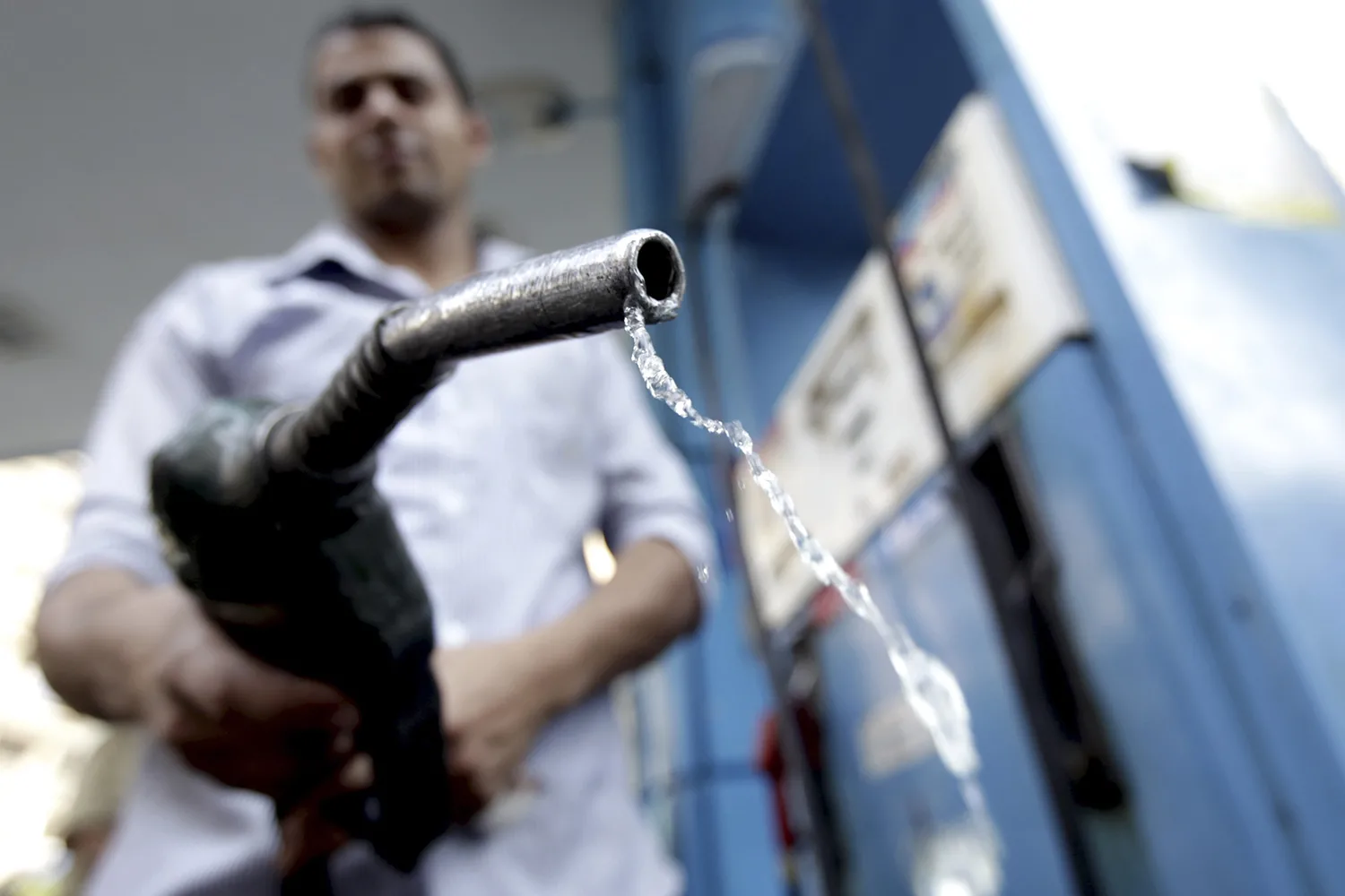 “البترول”: البنزين مطابق للمواصفات ونُكثف سحب العينات من المحطات