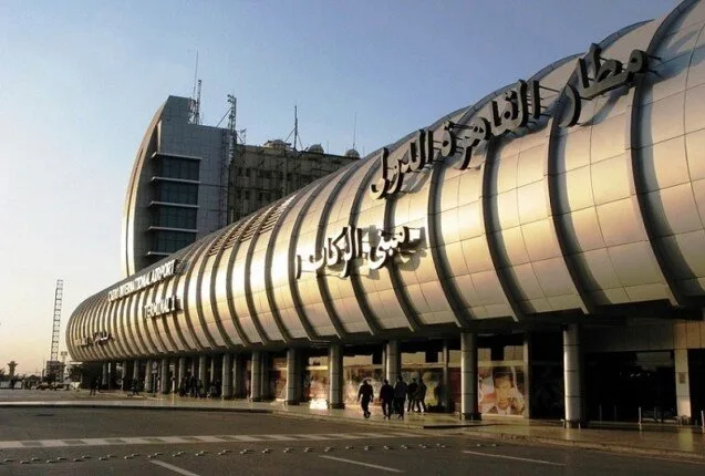 البداية من مطار القاهرة.. قرار عاجل من الحكومة بعد ظاهرة «الطوابير الطويلة» في المطارات