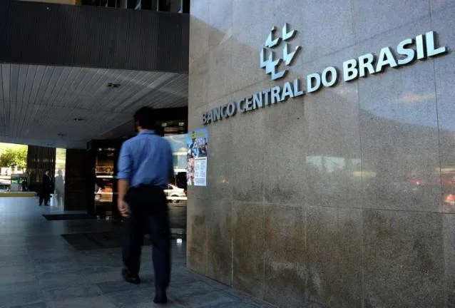 البرازيل ترفع الفائدة لأعلى مستوى منذ عقدين عند 14.75%
