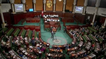 البرلمان التونسي يحظر عقود العمل عن طريق “المناولة”