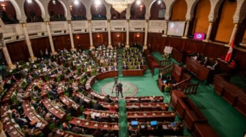 البرلمان التونسي يوافق على تعديل لقانون العمل يمنع العقود المؤقتة.