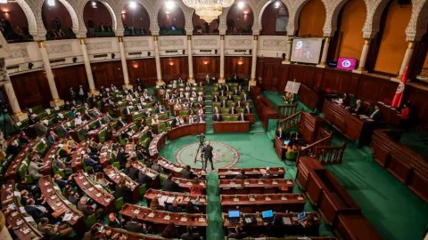 البرلمان التونسي يوافق على تعديل لقانون العمل يمنع العقود المؤقتة. البرلمان التونسي يوافق على تعديل لقانون العمل يمنع العقود المؤقتة.
