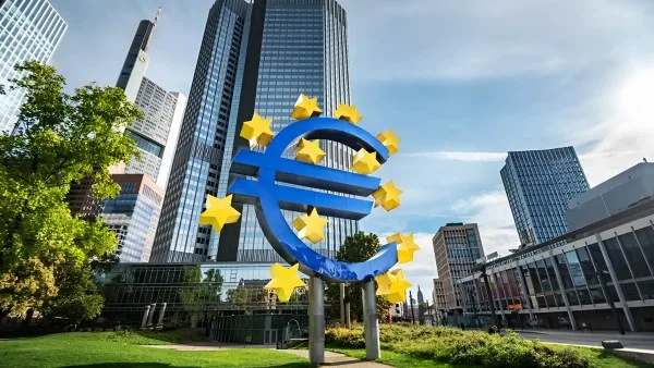 البنك الأوروبي لإعادة الإعمار يعلن زيادة استثماراته في مصر.. خبير يوضح تأثيرها على النمو الاقتصادي