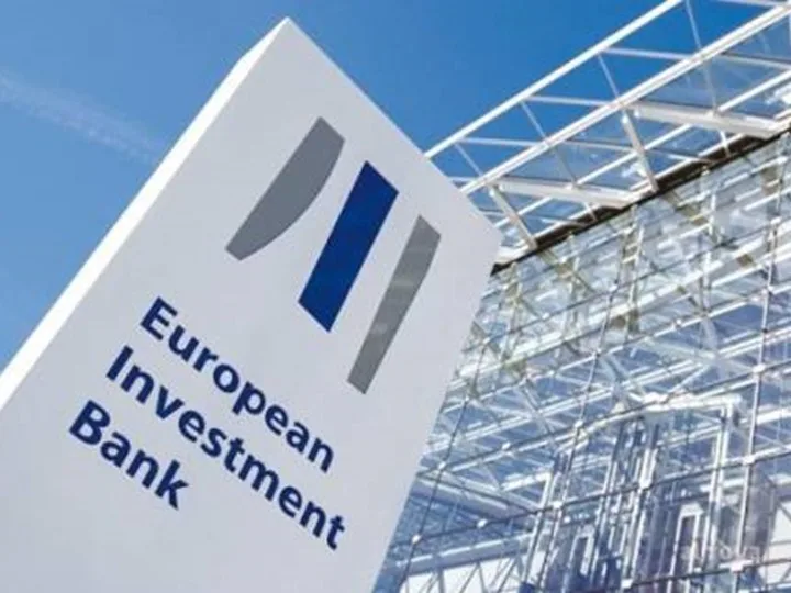 البنك الأوروبي للاستثمار يستثمر 700 مليون يورو لتطوير مزرعتين للطاقة الريحية البحرية في بولندا. البنك الأوروبي للاستثمار يستثمر 700 مليون يورو لتطوير مزرعتين للطاقة الريحية البحرية في بولندا.