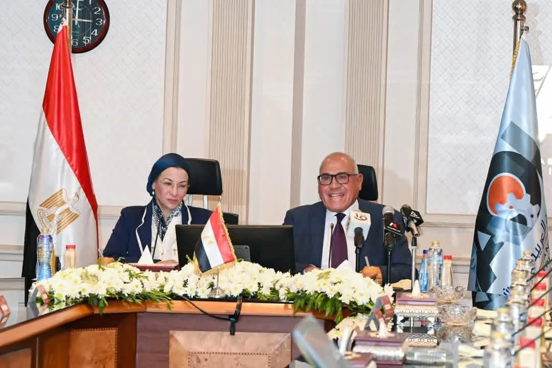 البيئة والعربية للتصنيع يتعاونان في مشروعات حماية البيئة