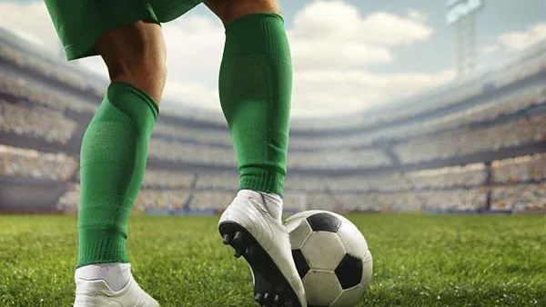 التحريات في اتهام سيدة لزوجها لاعب الكرة بخيانتها: قفز من النافذة